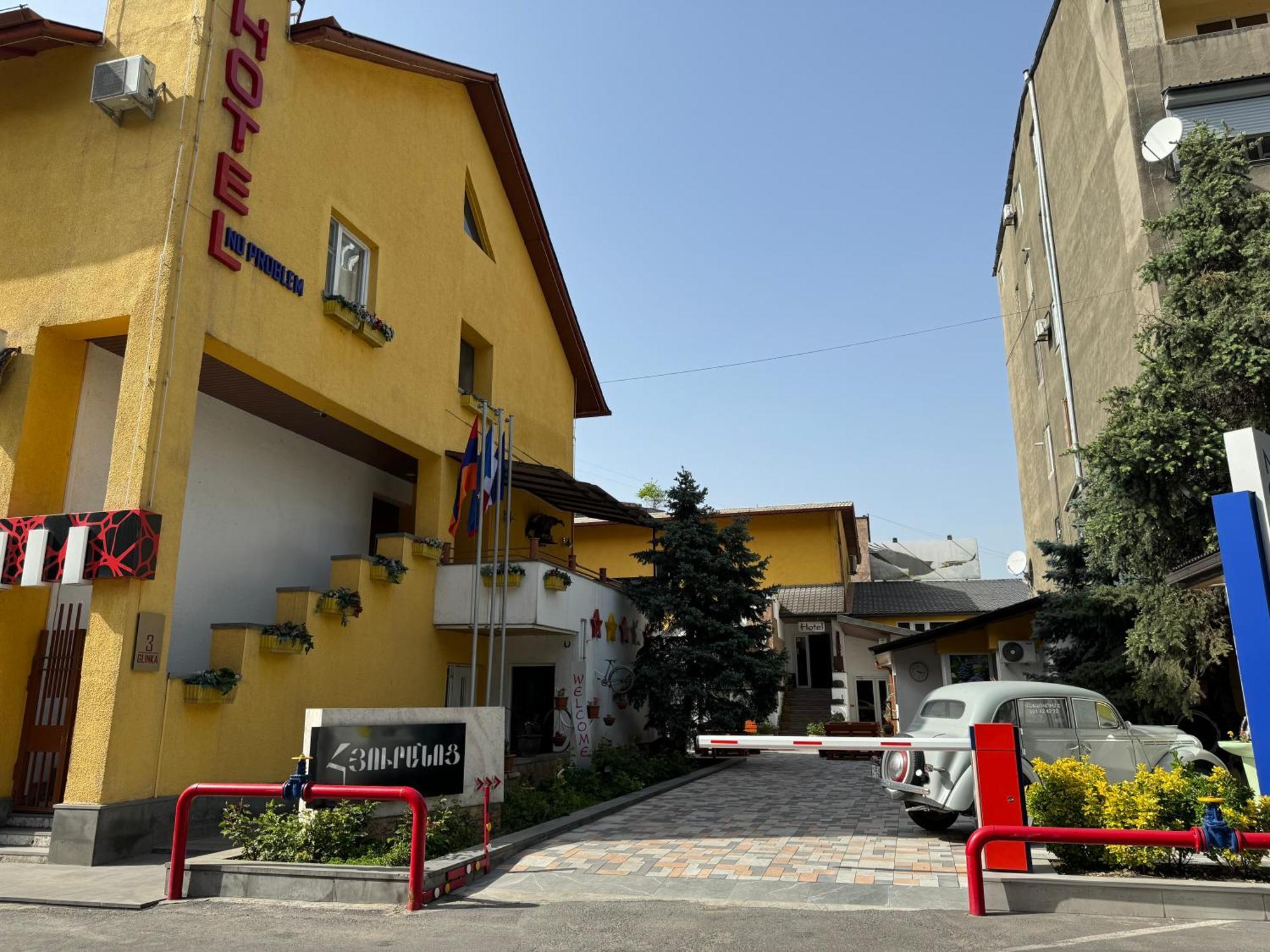 Hotel No Problem Erevan Esterno foto