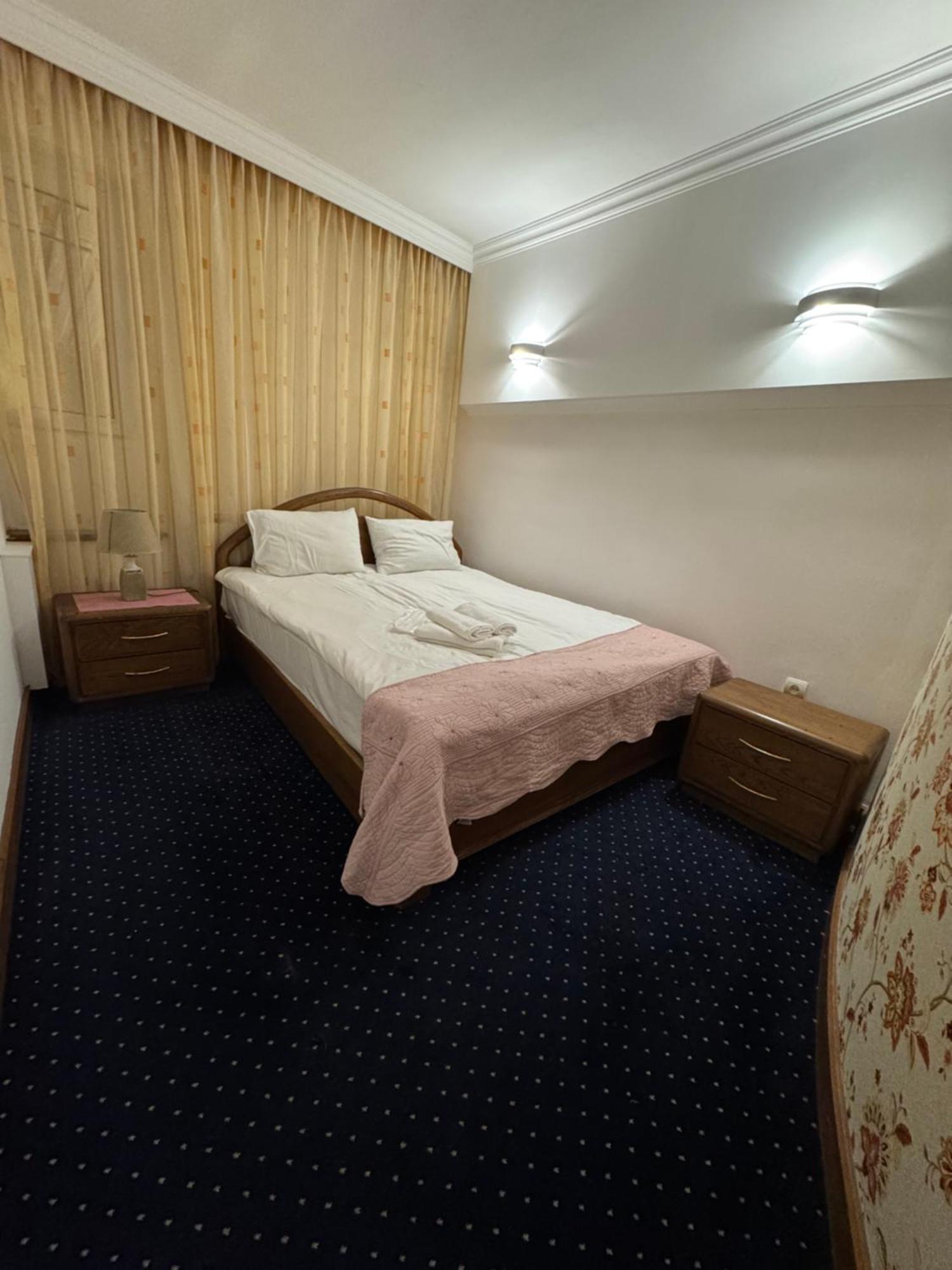 Hotel No Problem Erevan Esterno foto