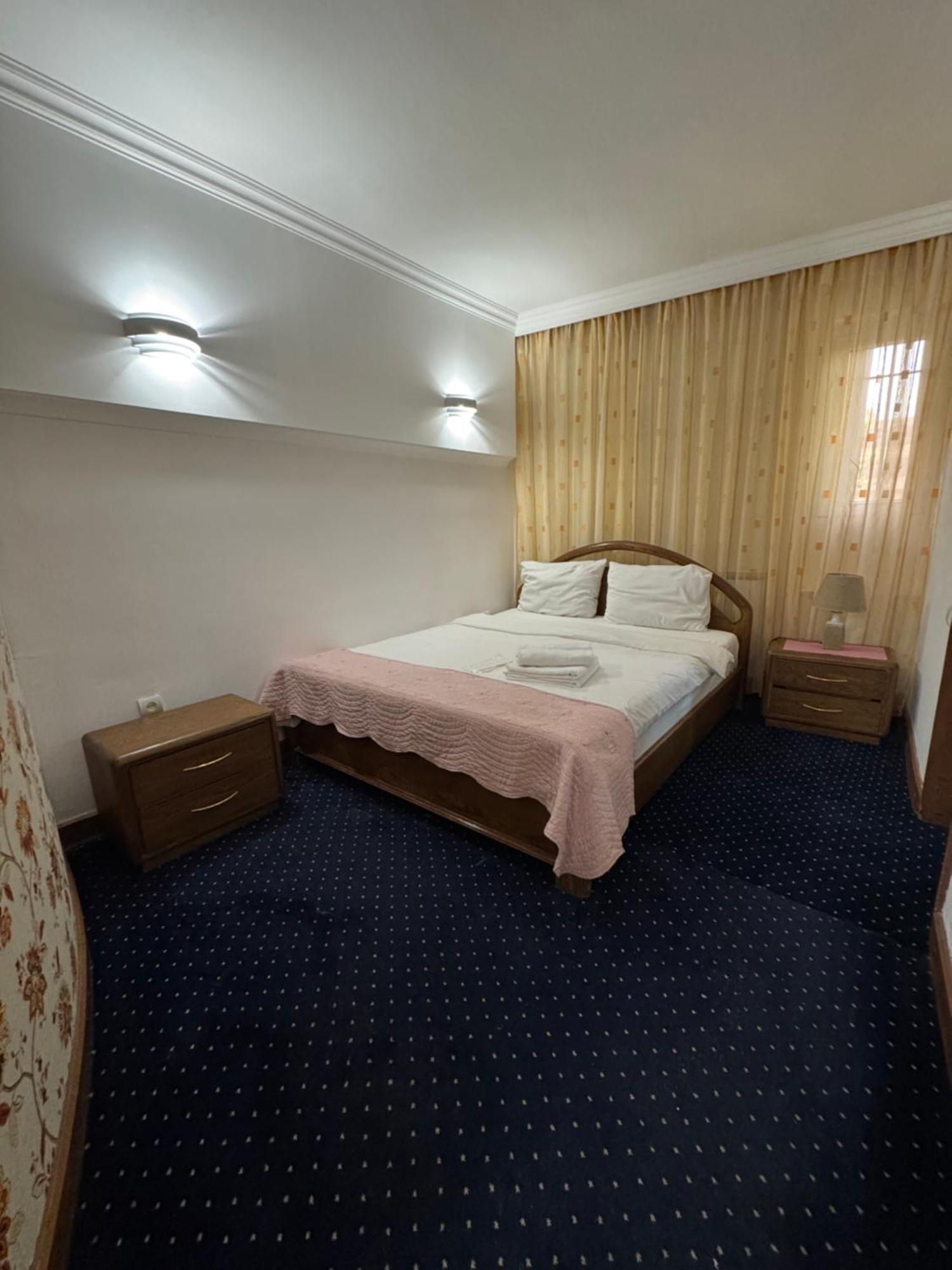 Hotel No Problem Erevan Esterno foto